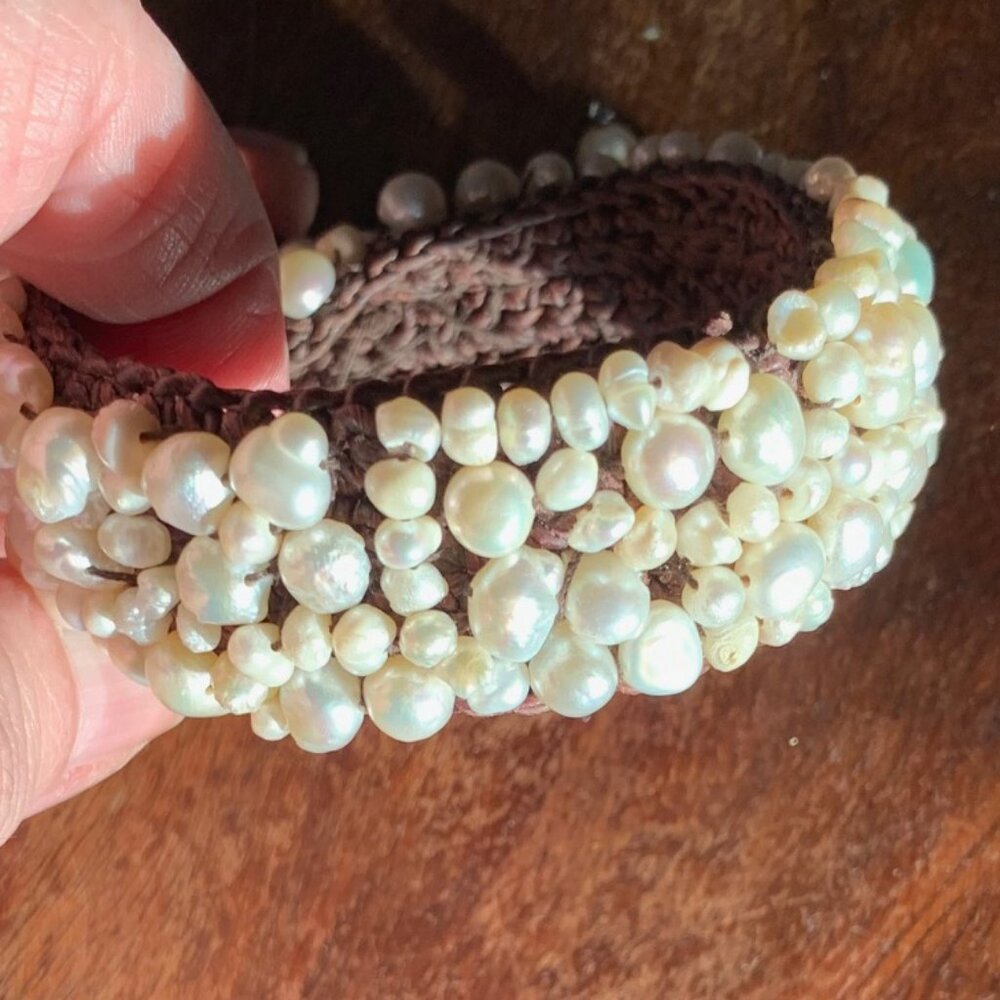 BEAUTIFUL PEARL LIKE BRACELET. NWOT. *HP*